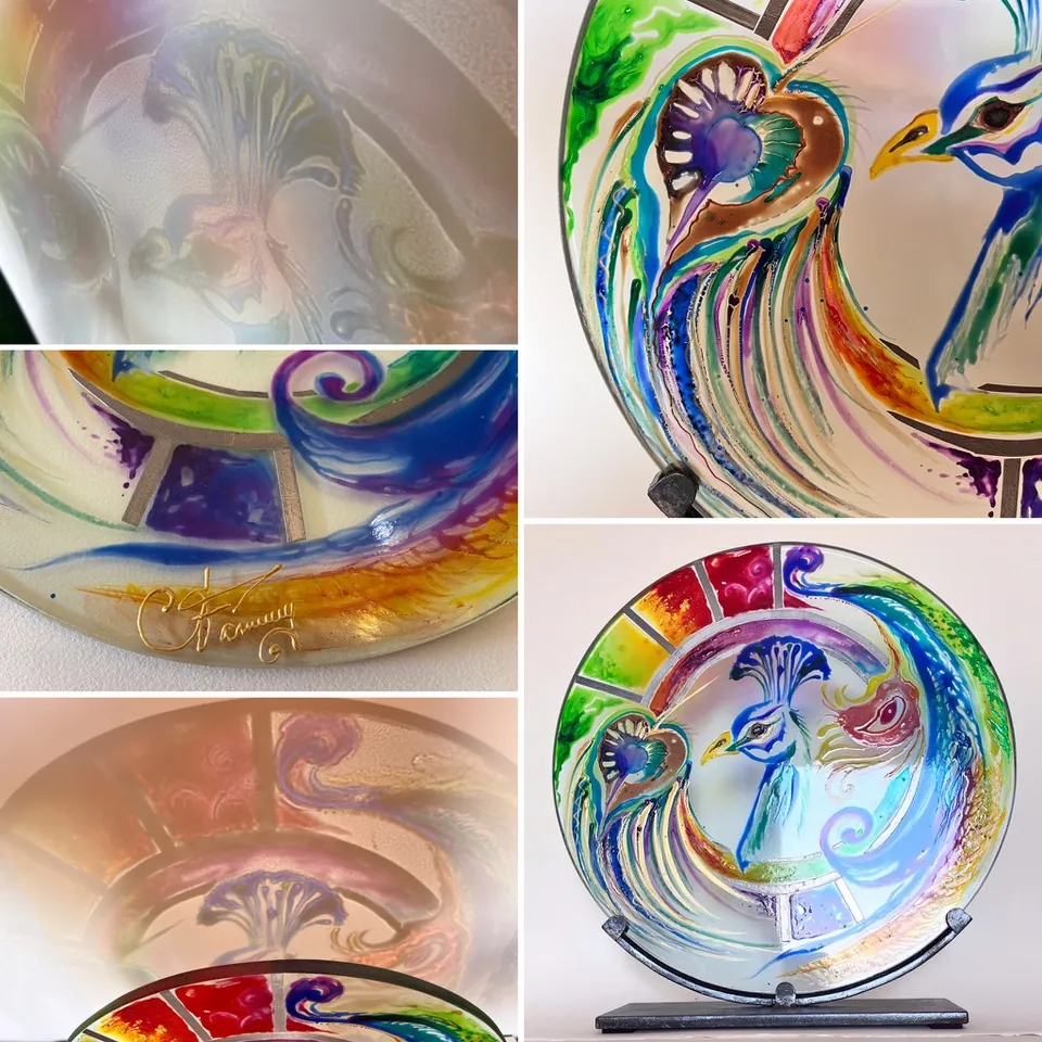 Détails d’un disque de verre peint : paon, volutes et plombs, sous différentes lumières