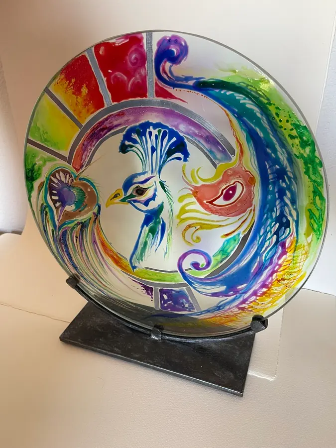 Paon premier, Peinture vitrail sur disque de verre blanc avec ruban de plomb